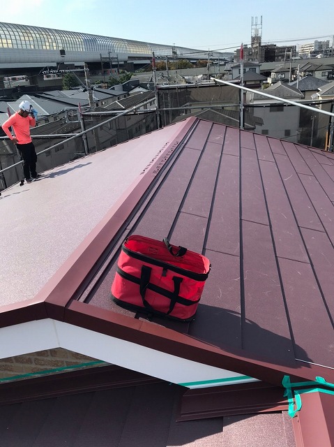 スレート屋根から横暖ルーフを使った屋根カバー工事を行いました！川口市屋根カバー工事　横暖ルーフαｓ　ニチハ　センタールーフ　スレートボロボロ　ガルバリウム鋼板　